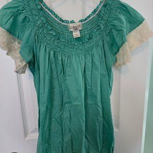 NWOT Lacey short sleeves, elastic around bottom perfect for springtime